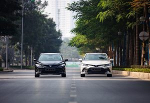 Giá xe Toyota Camry niêm yết và lăn bánh tháng 8/2022