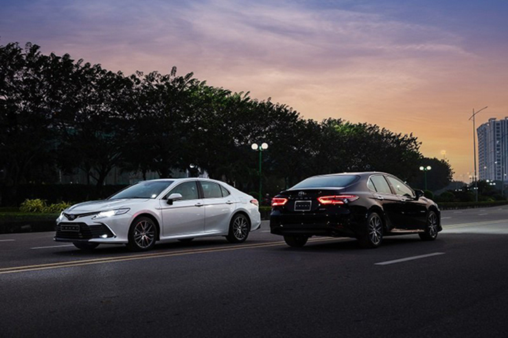 Giá xe Toyota Camry niêm yết và lăn bánh tháng 8/2022