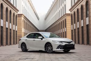 Giá xe Toyota Camry niêm yết và lăn bánh tháng 10/2022