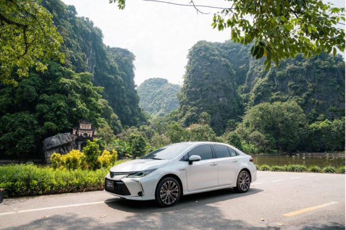 Toyota Altis 1.8HEV có mức tiêu hao nhiên liệu 4,3 lít/100km. Ảnh: TMV