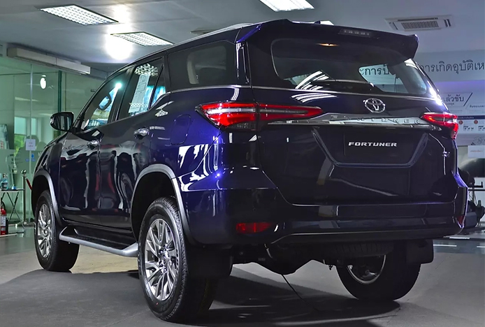 Toyota Fortuner 2023 máy xăng nhập khẩu